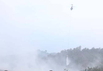 Helikopter Water Bombing saat Pemadaman Api di TPST Sarimukti 