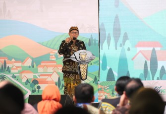 Mendes PDTT Abdul Halim Iskandar saat acara peluncuran program Petakan, Sisir, Advokasi dan Registrasi (PESIAR) di Desa Losari, Jombang, Jawa Timur, Rabu (30/8/2023).