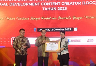Menteri Hukum dan Hak Asasi Manusia (HAM) Yasonna Laoly memberikan penghargaan ke Kementerian Kominfo di Jakarta Barat, Kamis (12/10/2023).