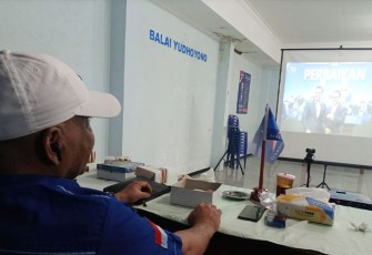 Ketua DPC Demokrat Karanganyar, Tri Hariyadi, menyimak live streaming acara "Dialog Gagasan Partai Demokrat Untuk Memperjuangkan Perubahan dan Perbaikan" di aula kantor sekretariatnya, Kamis (2/3/2023).