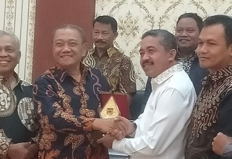 Ketua Komisi IV DPRD Kabupaten Trenggalek, Sukarudin, saat menerima cindera mata dari DPRD Kabupaten Sukoharjo, di aula DPRD Kabupaten Trenggalek, Jum'at (21/7/2023).