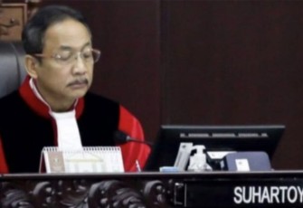 Suhartoyo usai dilantik menjadi Ketua MK menggantikan Anwar Usman di Ruang Sidang MK, Jakarta Pusat, Senin (13/11/23).