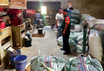 Babinsa Tokoh saat Sambangi Kilang Padi