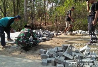Anggota Kodim 0802/Ponorogo saat Bantu Warga Pasang Paving
