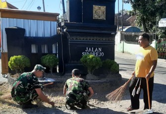 Anggota Kodim 0802/Ponorogo Bersama Warga Kerja Bakti Pembersihan Jalan