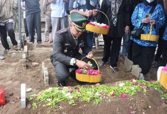 Dandim Tulungagung saat Ikuti Prosesi Pemakaman Militer Laksma TNI (Purn) Hadi Santoso
