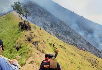Kondisi kebakaran lahan semak belukar dan rerumputan di lereng Gunung Arjuno, Kabupaten Malang, Jawa Timur, Minggu (27/8).
