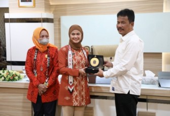Muhammad Rudi saat menerima cindera mata dari Bupati Nunukan