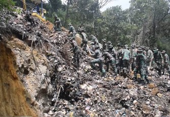 Prajurit TNI AD ke kawasan Gunung Lawu, pada Rabu (20/12/2023), untuk membersihkan sampah dan melakukan penghijauan kembali pasca terjadinya Kebakaran Hutan dan Lahan (Karhutla) beberapa waktu lalu di lokasi tersebut.
