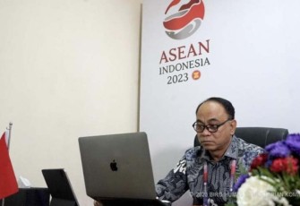 Menkominfo Budi Arie Setiadi saat memberikan pidato kunci dalam Webinar Goesmart 2023: Menuju Masyarakat Indonesia 5.0 dari ruang kerja di Media Center KTT ke-43 ASEAN, Jakarta Convention Center, Jakarta Pusat, Kamis (07/09/2023).
