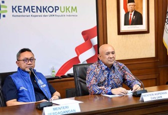 MenKopUKM Teten Masduki bersama Mendag Zulkifli Hasan saat pembahasan terkait Dampak Impor Pakaian Bekas Ilegal terhadap UKM di Kantor KemenKopUKM, Jakarta, Senin (27/3).