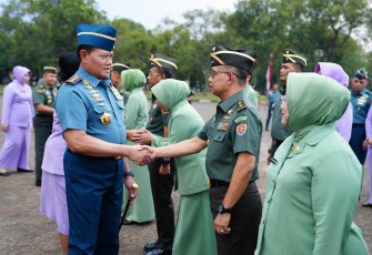 Panglima TNI Laksamana TNI Yudo Margono, S.E., M.M. saat memimpin laporan Korps kenaikan pangkat 53 Perwira Tinggi (Pati) TNI di Mabes TNI, Cilangkap, Jakarta Timur, Kamis (3/8/2023).