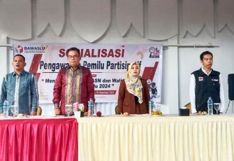 Plh. Sekretaris Daerah Yasri Uripsyah (dua dari kiri) mewakili Bupati saat membuka sosialisasi netralitas ASN di Emir Hotel Lubuk Sikaping, Minggu pagi (10/12). 