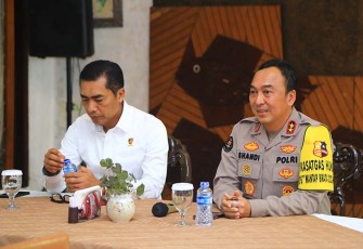 Kadiv Humas Polri Irjen Sandi Nugroho dalam acara Piramida (Ngopi Bareng Pimpinan Media), di Restoran Pulau Dua, Senayan, Jakarta, Senin, 20 November 2023. Kegiatan itu juga dihadiri oleh Kabareskrim Polri Komjen Wahyu Widada. 