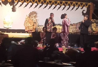  Wayang kulit semalam suntuk menjadi tradisi tahunan, sekaligus hiburan warga tepat di hari pasaran kamis pahing malam jumat pon, kamis (11/05/2023).