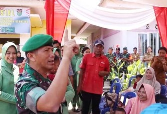 Pangdam Mayjen TNI Yanuar Adil didampingi ketua Persit KCK Daerah II/Sriwijaya Ny. Mila Yanuar Adil saat bercengkrama langsung dengan warga Desa Sri Kuncoro, Selasa (26/09/2023).