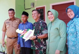 Pangdam Mayjen TNI Yanuar Adil saat penyerahan kunci hunian layak di Desa Sri Kuncoro, Kecamatan Pondok Kelapa, Kabupaten Bengkulu Tengah, Selasa (26/09/2023).