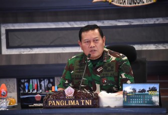 Panglima TNI Laksamana TNI Yudo Margono, S.E., M.M., saat menerima paparan akhir Pangkogabwilhan I Laksdya TNI Erwin S. Aldedharma, S.E., M.M., M.Sc., mengenai Pengamanan KTT ke-43 ASEAN SUMMIT Tahun 2023 di Mabes TNI, Jakarta Timur, Jumat (25/8/2023).