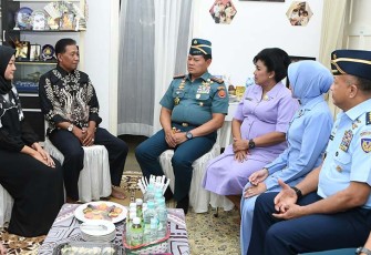 Panglima TNI saat Takziah ke Kediaman Empat Pajurit Terbaik TNI AU yang Gugur Kecelakaan Super Tucano