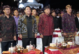 Pangdam IX/Udayana Dampingi Gubernur Bali saat Acara Penganugerahan Seniman dan Pelaku Seni Bali