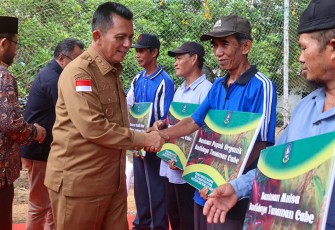 Gubernur Ansar saat Serahkan Bantuan Pertanian