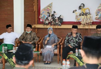 Bupati Blitar Rini Syarifah Didampingi Sekda Kabupaten Blitar Izul Marom di Sebalah Kirinya dan Sejumlah Ulama Saat Membuka Acara Pembinaan Wawasan Kebangsaan kepada Tokoh Agama dan Masyarakat