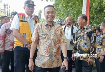 Plh Bupati Blitar Rahmat Santoso Mendampingi Anggota Komisi 5 DPR RI dan Kementerian PUPR Tinjau Lokasi Dibangunnya Jembatan Kali Legi di Kecamatan Selorejo. (Foto : Faisal NR / Klikwarta.com)