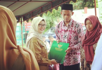 Bupati Blitar Rini Syarifah Serahkan Bantuan dari Baznas Kabupaten Blitar kepada Warga Kecamatan Selorejo