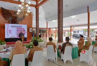 Bupati Blitar Rini Syarifah Didampingi Sekda Kabupaten Blitar Izul Marom Menyimak Sambutan Kepala LKPP RI Hendrar Prihadi di Pendopo Ronggo Hadinegoro. (Foto : Faisal NR / Klikwarta.com)
