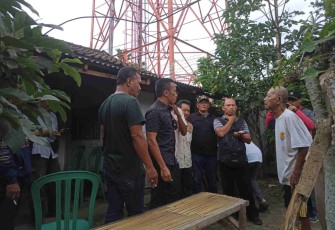 Sejumlah Warga Terdampak Dikunjungi Komisi 1, Komisi 3 DPRD Kabupaten Blitar dan LSM GPI beserta OPD Terkait. (Foto :  Faisal NR / Klikwarta.com)