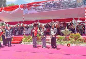 Walikota Blitar Santoso Terima Piala Adipura yang Diserahkan Kepala DLH Kota Blitar Yayuk. (Foto : Faisal NR / Klikwarta.com)