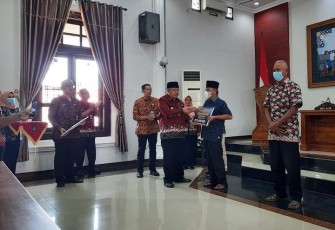 Walikota Blitar Santoso Secara Simbolis Serahkan Bantuan Pembangunan Rumah Tidak Layak Huni jadi Rumah Layak Huni