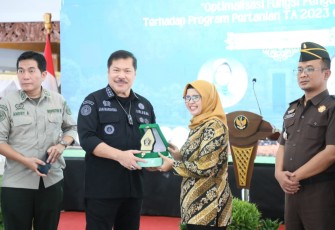 Bupati Blitar Rini Syarifah berikan Plakat kepada Irjen Kementan RI Jan S. Maringka di Pendopo Ronggo Hadinegoro