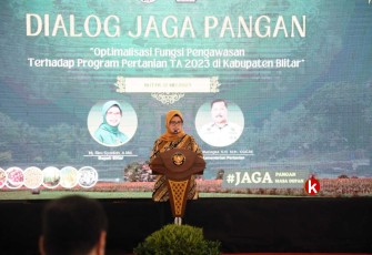 Bupati Blitar Rini Syarifah Sampaikan Sambutan di Acara Dialog Jaga Pangan (Foto : Faisal Nur Rachman / Klikwarta.com)