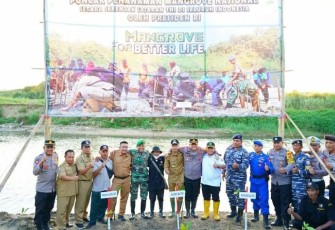 Wakil Bupati Blitar Rahmat Santoso bersama Forkopimda Tanam Mangrove di Pantai Tambakrejo