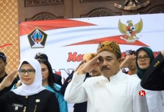 Wakil Ketua DPRD Kabupaten Blitar M. Rifai (pakai beskap putih blangkonan) Ikuti Upacara Peringatan Hari Lahir Pancasila 1 Juni 2023 Di Samping Bupati Blitar Rini Syarifah (Foto : Faisal NR / Klikwarta.com)