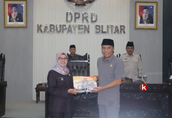 Bupati Blitar Rini Syarifah Serahkan Dokumen Penjelasan Pertanggungjawaban Pelaksanaan APBD Tahun 2022 kepada Ketua DPRD Kabupaten Blitar Suwito Saren Satoto (Foto : Faisal NR / Klikwarta.com)