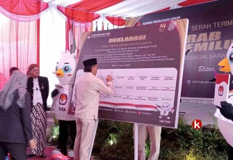 Ketua DPRD Kabupaten Blitar Suwito Saren Satoto Tandatangani Deklarasi Pemilu 2024 yang Damai dan Berintegritas. (Foto : Faisal NR / Klikwarta.com)