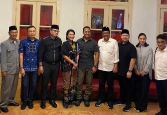 Wakil Bupati Blitar Rahmat Santoso (dua dari kiri) bersama Romy Soekarno (tiga dari kiri) bersama Eks Panglima TNI Jenderal Andika Perkasa beserta istri, Eks Walikota Blitar Djarot Saiful Hidayat, Perwakilan DPP PDIP, dan Ketua DPRD Kota Blitar Syahrul Alim (paling kiri) seusai Makan Bersama di Salah Satu Restoran di Kota Blitar