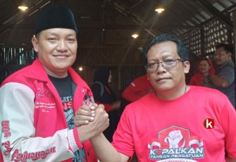 Hermawan (kiri) Bersama Sekretaris DPC PDIP Kabupaten Blitar Supriyadi. (Foto : Faisal NR / Klikwarta.com)