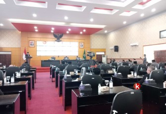 Walikota Blitar Santoso Saat Menyampaikan Sambutan di Forum Rapat Paripurna DPRD Kota Blitar, Senin 6 November 2023. (Foto : Faisal NR / Klikwarta.com)