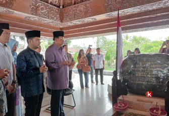 Presiden ke- 6 Republik Indonesia Susilo Bambang Yudhoyono (SBY) Didampingi Ketua DPD Partai Demokrat Jawa Timur Emil Dardak dan Ketua DPC Partai Demokrat Kota Blitar Ridho Handoko Berdoa di Pusara Bung Karno. (Foto : Faisal NR / Klikwarta.com)