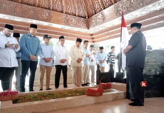 Capres Prabowo Subianto Berziarah ke Makam Bung Karno Didampingi Ketum Partai Demokrat AHY beserta Jajaran Elit Partai Koalisi Indonesia Maju (Foto : Faisal NR / Klikwarta.com)