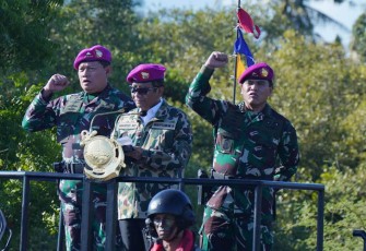 Menkopolhukam RI Prof. Dr. Mahfud MD., didampingi Panglima TNI Laksamana TNI Yudo Margono, S.E., M. M. dan Kasal Laksamana TNI Muhammad Ali saat memberikan sambutan setelah diangkat sebagai warga kehormatan Korps Marinir TNI AL serta penganugerahan brevet kehormatan anti teror aspek laut dan intai para ampibhi Korps Marinir  TNI AL bertempat di Pantai Banongan Situbondo Jawa Timur. Selasa (1/8/2023).