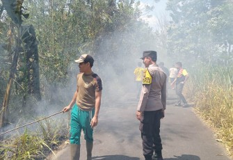 Polsek Bermani Ilir dan Warga Padamkan Kebakaran di Perkebunan