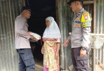 Polsek Kaur Selatan saat Salurkan Bantuan Sembako Kepada Warga