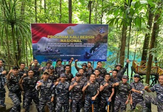 Prajurit Wingud 3 Bersihkan Kali Biru