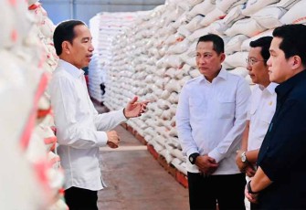 Presiden Jokowi saat Tinjau Ketersediaan Stok CBP di Gudang Bulog