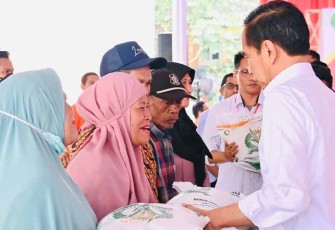 Presiden Jokowi saat secara langsung Serahkan Bantuan Pangan Beras untuk Masyarakat di Komplek Pergudangan Sunter Timur II, Kelapa Gading, Jakarta, pada Senin, 11 September 2023. 
