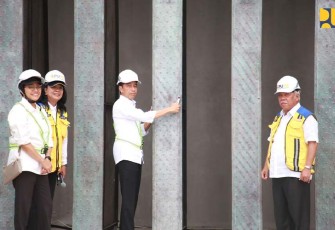 Presiden Jokowi didampingi pula oleh Menteri Sekretaris Negara Pratikno, Menteri Keuangan Sri Mulyani, Menteri Investasi Bahlil Lahadalia, Kepala Otorita IKN Bambang Sussantono, Direktur Utama PT PP Novel Arsyad dan Seniman yang mendesain Gedung Kantor Presiden Nyoman Nuarta.